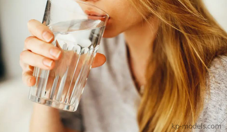 น้ำ และสิ่งสำคัญต่อสุขภาพ การได้รับน้ำเพียงพอทุกวันเป็นสิ่งสำคัญสำหรับสุขภาพของคุณ การดื่มน้ำสามารถป้องกันภาวะขาดน้ำ ซึ่งเป็นภาวะที่อาจ