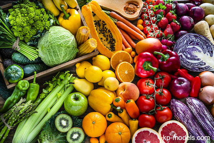 มี สุขภาพที่ดี ด้วยผักและผลไม้มักมีแคลอรีต่ำและมีสารอาหารสูง ซึ่งหมายความว่าเป็นแหล่งอาหารที่ดีในการเติมพลังงานให้กับร่างกายของคุณ