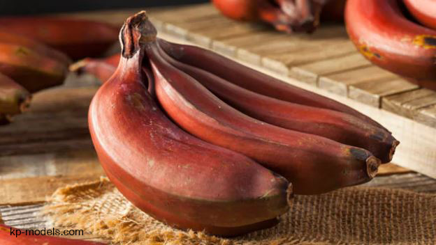 ประโยชน์หลายอย่าง ของกล้วยแดง กล้วยเป็นหนึ่งในผลไม้ที่บริโภคมากที่สุดในโลก เป็นผลไม้ที่ดีต่อสุขภาพอย่างยิ่ง ประกอบด้วยแร่ธาตุ 11 ชนิด 
