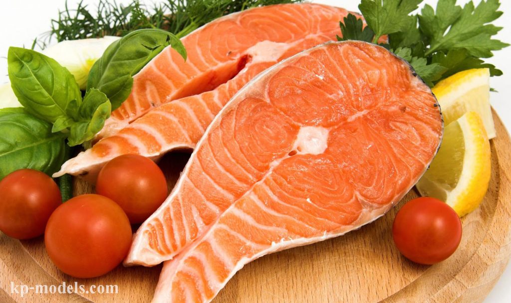 Salmon เป็นปลาที่มีชื่อเสียงซึ่งเป็นแหล่งโปรตีน กรดไขมันโอเมก้า 3 วิตามินและแร่ธาตุต่างๆ รายชื่อของประโยชน์ต่อสุขภาพมากมาย