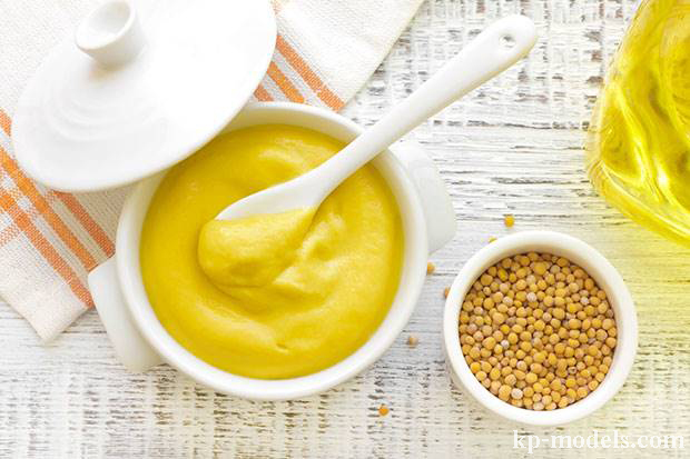 ประโยชน์มัสตาร์ด สีเหลืองที่เตรียมไว้เป็นเครื่องปรุงรสที่ใช้กันทั่วไปในบ้านเรือนทั่วประเทศ ท็อปปิ้งที่คุ้นเคยมักจะทำโดยการผสมเมล็ดมัสตาร์ด 