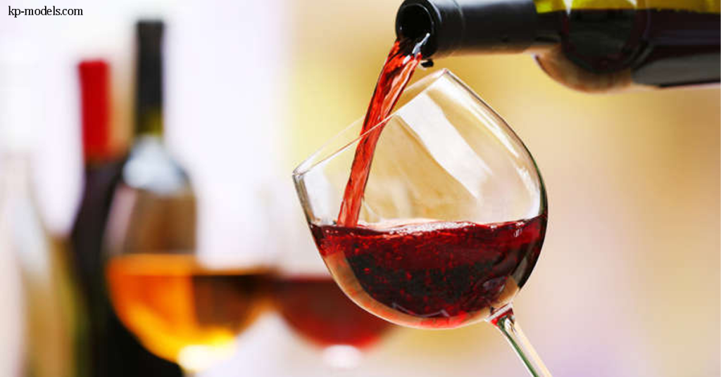 ประโยชน์ของไวน์แดง การผ่อนคลายด้วยไวน์สักแก้วหลังจากวันที่ยาวนานเป็นวิธีคลายเครียดที่ยอดเยี่ยม การศึกษาแนะนำว่าไวน์แดงสามารถ