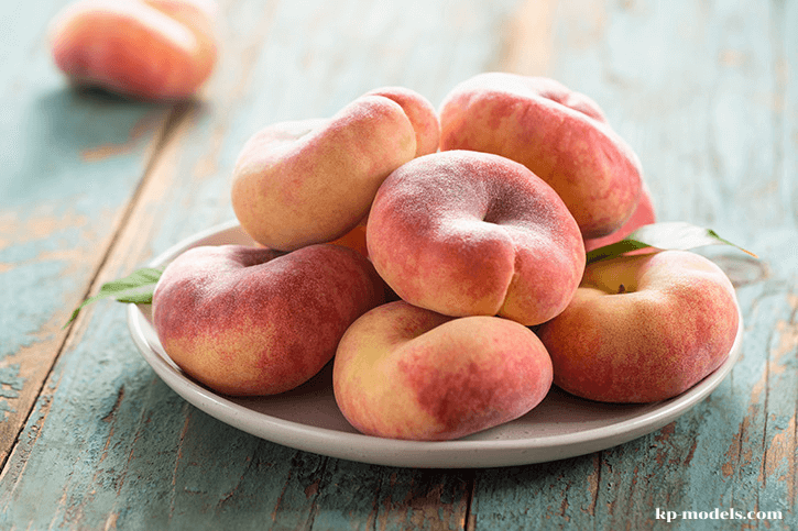 ข้อมูลโภชนาการของลูกพีช ช ลูกพีชเป็นผลไม้หินที่มีเนื้อฉ่ำและหวาน ความแตกต่างที่สําคัญระหว่างทั้งสองคือผิวหนัง ลูกพีชมีผิวที่บางและคลุมด้วยฝอย