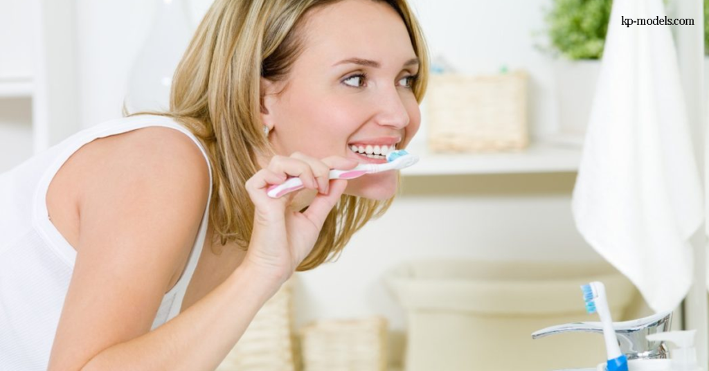 4 เคล็ดลับง่ายๆ ในการแปรงฟัน การแปรงฟันเป็นกิจวัตรง่ายๆ ที่ช่วยให้คุณมีรอยยิ้มที่สดใส ในความเป็นจริงแล้ว การแปรงฟัน 2 ครั้งทุกวันเป็น