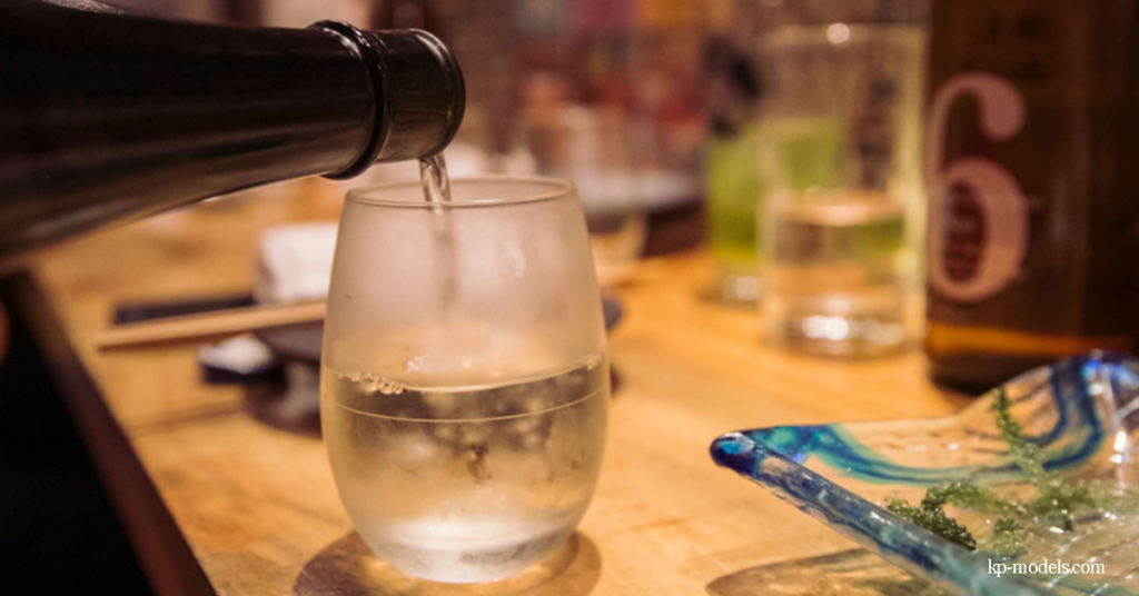 ประโยชน์ของสาเก สาเกหมายถึงไวน์ข้าวญี่ปุ่น เครื่องดื่มนี้มีส่วนผสมของแอลกอฮอล์ซึ่งทำมาจากข้าวที่ผ่านการหมักและขัดเอารำออก ตรงกันข้ามกับไวน์