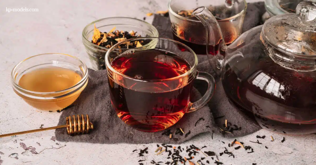 ประโยชน์ของชาดำ ที่ดีต่อสุขภาพ ชาเป็นเครื่องดื่มที่มีการบริโภคมากที่สุดรองจากน้ำเปล่าทั่วโลก นิยมดื่มแบบร้อนในตะวันออกและดื่มแบบเย็น